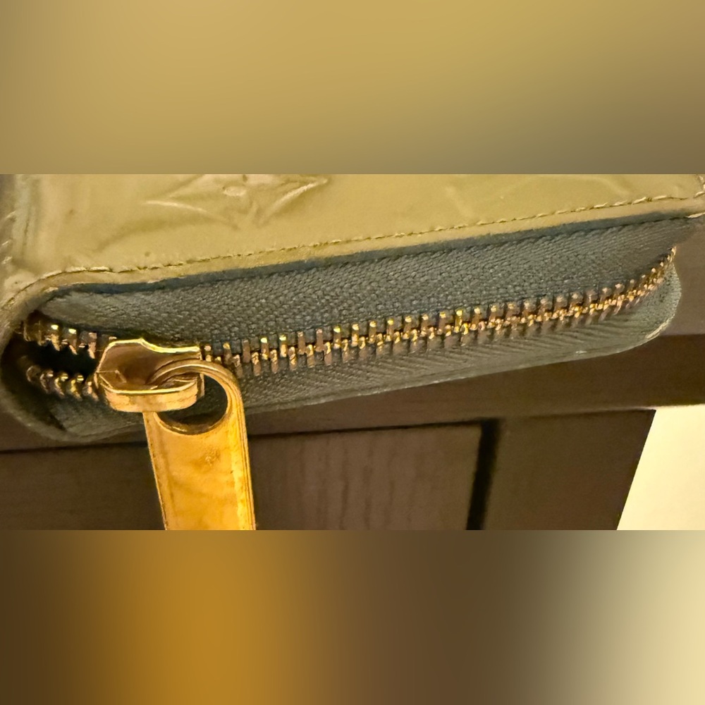 Louis Vuitton wallet . - Picture 11 of 12